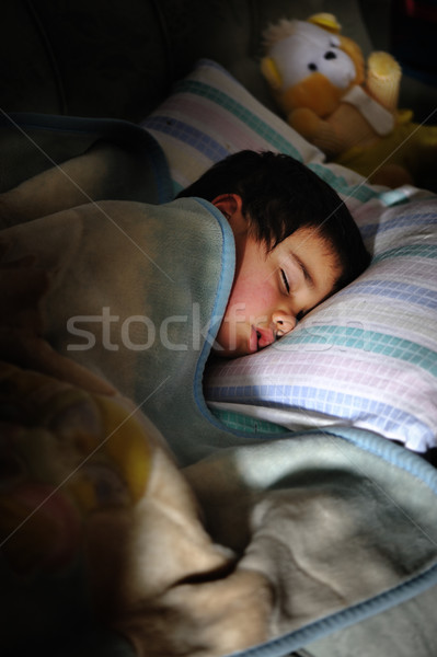 Nino dormir oscuro habitación osito de peluche familia Foto stock © zurijeta