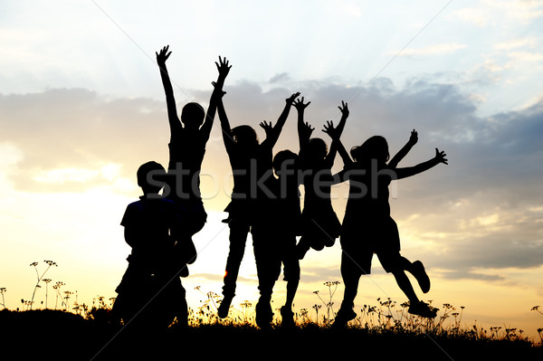 Stock fotó: Sziluett · csoport · boldog · gyerekek · játszik · legelő