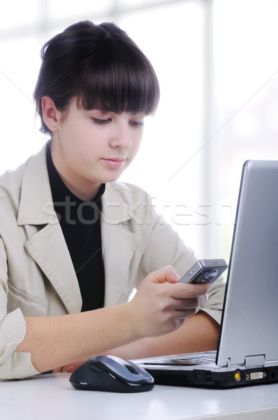Femeie dactilografiere sms birou laptop afaceri Imagine de stoc © zurijeta