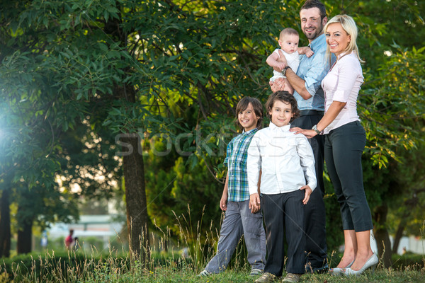 Idylliczny rodziny parku portret szczęśliwy wiosną Zdjęcia stock © zurijeta