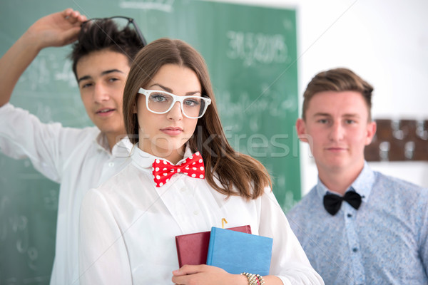 Cute Schülerin zwei Klassenkameraden halten Lehrbücher Stock foto © zurijeta