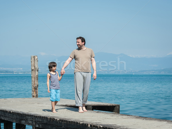 Apa fia élvezi nyári vakáció tenger dokk tengerpart Stock fotó © zurijeta