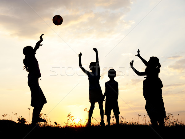 Foto stock: Silhueta · grupo · feliz · crianças · jogar · prado