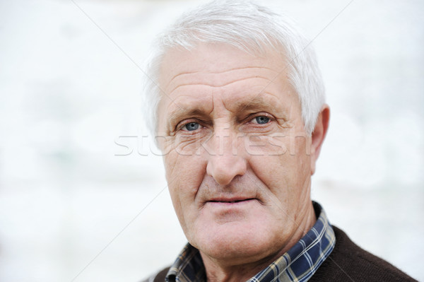 Stockfoto: Portret · oude · man · gelukkig · ruimte · mannen · alleen