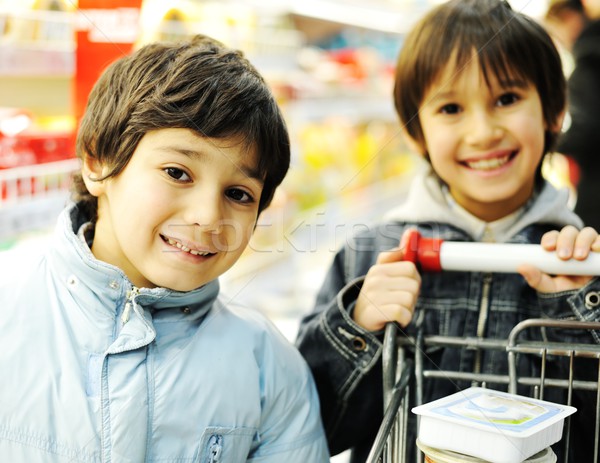 Bonitinho pequeno menino carrinho de compras mercado família Foto stock © zurijeta