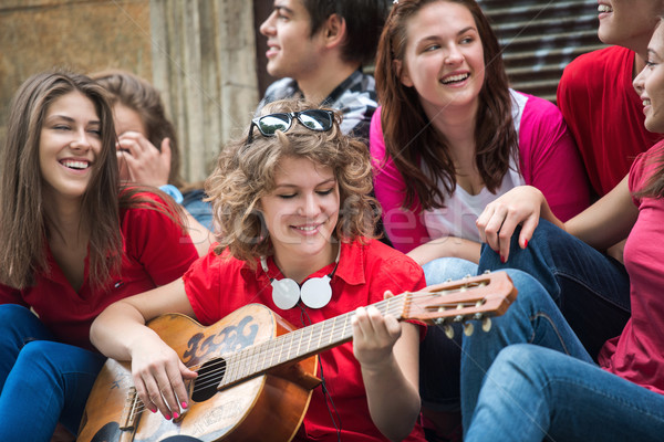 Foto stock: Jogar · guitarra · amigos · rua · cidade