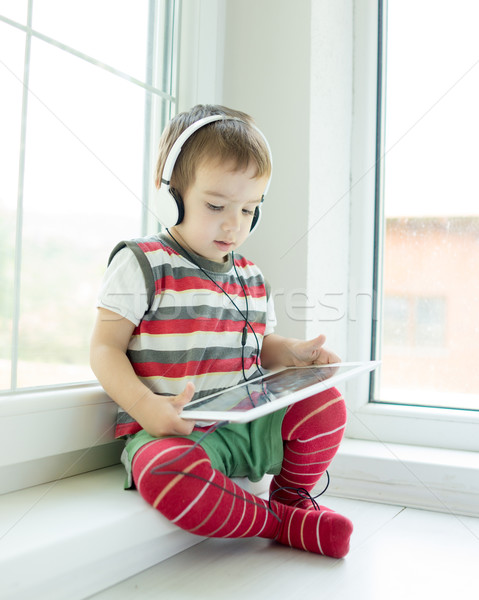 Stockfoto: Aanbiddelijk · weinig · kind · home · tablet · hoofdtelefoon