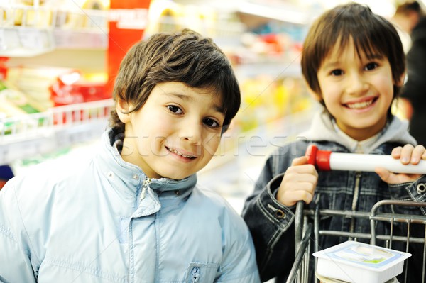 Bonitinho pequeno menino carrinho de compras mercado família Foto stock © zurijeta