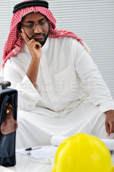 Limba arabă inginer preocupare Planurile afaceri hârtie Imagine de stoc © zurijeta