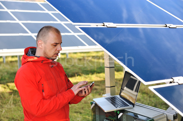 Stockfoto: Ingenieur · werken · laptop · zonnepanelen · praten · mobiele · telefoon