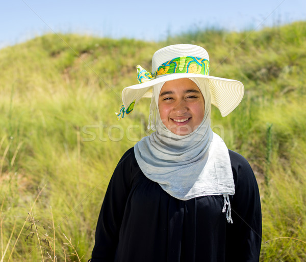 Gelukkig arabisch moslim meisje mooie natuur Stockfoto © zurijeta