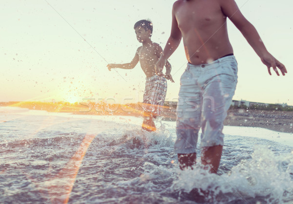 Diversión ninos jugando Splash playa familia manos Foto stock © zurijeta