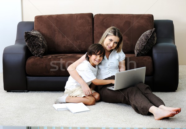 Mamă copil dumnezeu timp împreună folosind laptop Imagine de stoc © zurijeta