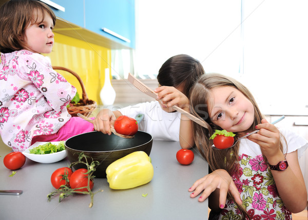 Copii singur bucătărie casă fată zâmbet Imagine de stoc © zurijeta