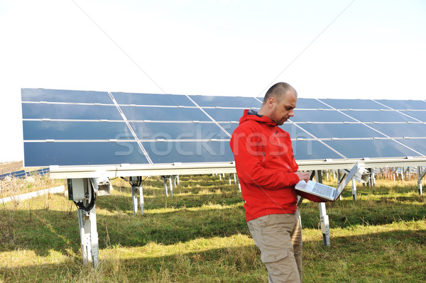 Masculin inginer folosind laptop panouri solare muncă om de afaceri Imagine de stoc © zurijeta