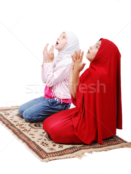 Fiatal muszlim lányok hagyományos ruházat imádkozik Stock fotó © zurijeta
