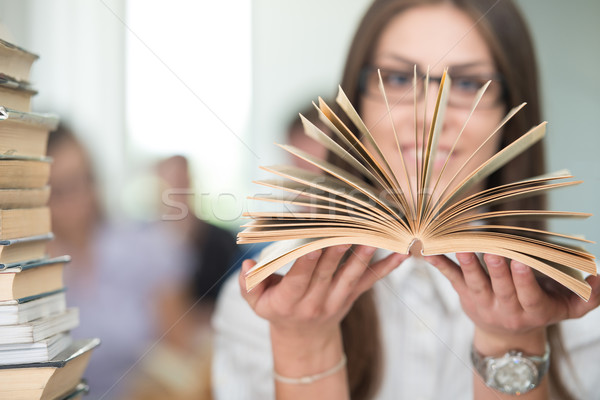 Foto stock: Feliz · jóvenes · femenino · estudiante · estudiar · universidad