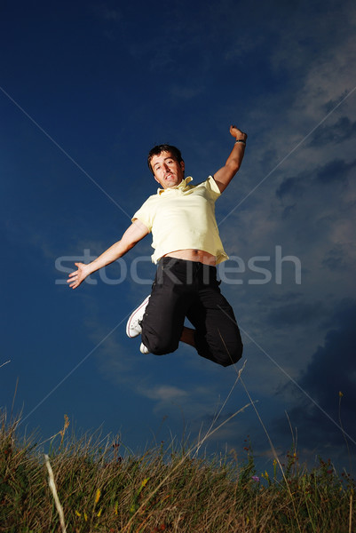 Jungen glücklich Mann springen grünen Wiese Stock foto © zurijeta