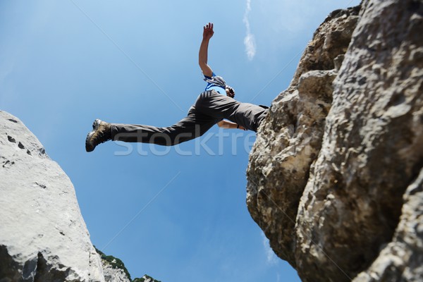 徒步旅行 男子 跳躍 山 成功 運動 商業照片 © zurijeta