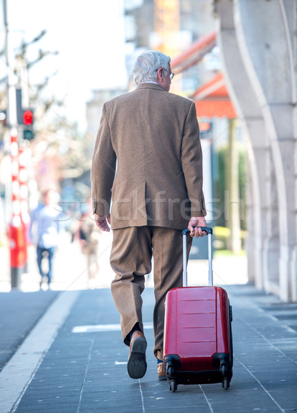 Foto stock: Velho · mala · caminhada · atrás · homem