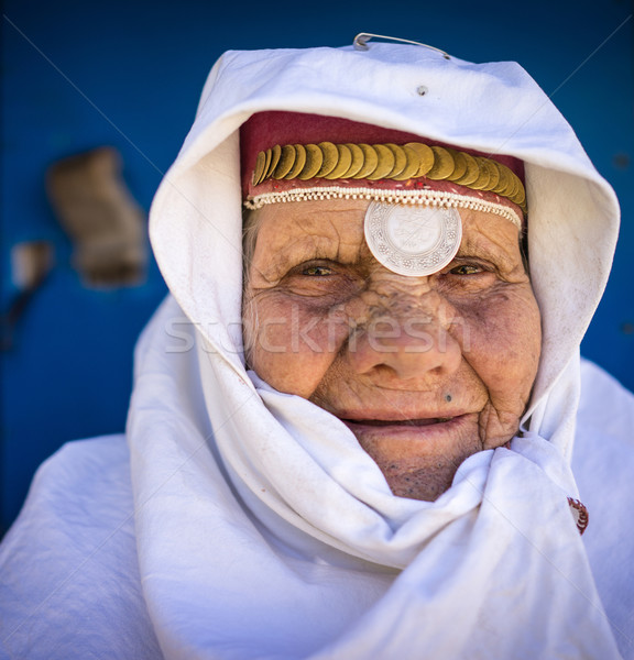 Vecchio tradizionale patrimonio indossare donna posa Foto d'archivio © zurijeta
