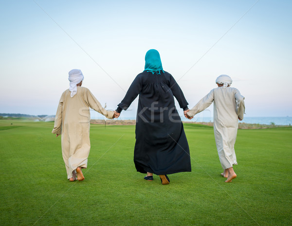 Arabisch familie groene weide natuur vrouw Stockfoto © zurijeta