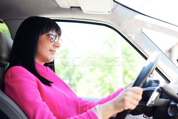 Femeie de afaceri conducere maşină femeie mână fericit Imagine de stoc © zurijeta