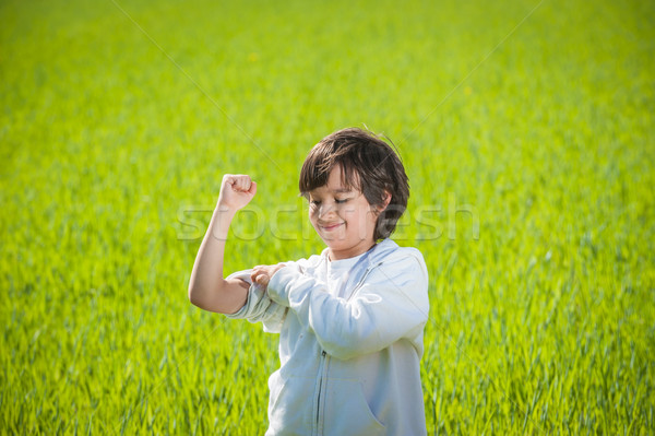 Felice kid bella verde giallo campo in erba Foto d'archivio © zurijeta