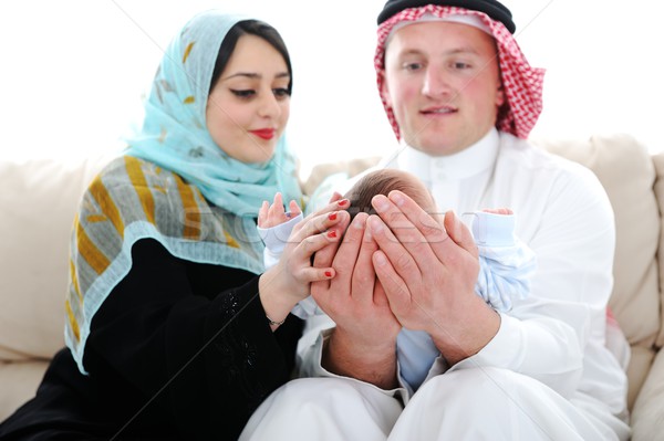 Foto stock: árabe · muçulmano · casal · novo · bebê · casa