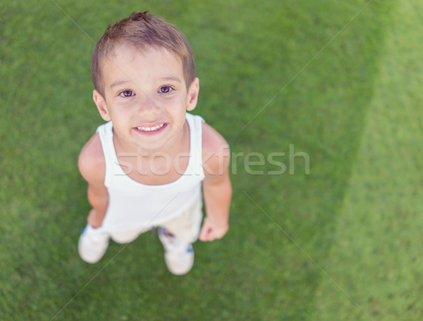 Kid grünen Gras Lächeln Gras Sport Kind Stock foto © zurijeta