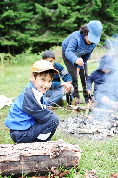 Barbecue natuur groep kinderen worstjes brand Stockfoto © zurijeta