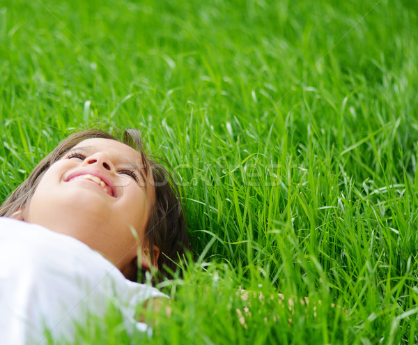 Gelukkig weinig jongen genieten grasveld Stockfoto © zurijeta