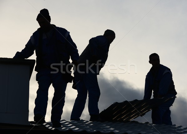 Budynku dachu budowa zespołowej człowiek pracy Zdjęcia stock © zurijeta
