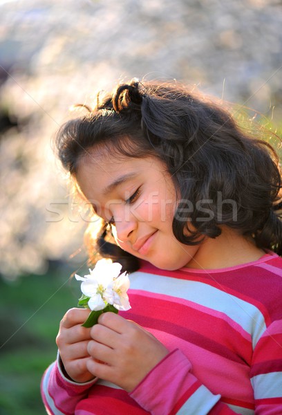 Boldog gyerekek természet szabadtér fű nap Stock fotó © zurijeta