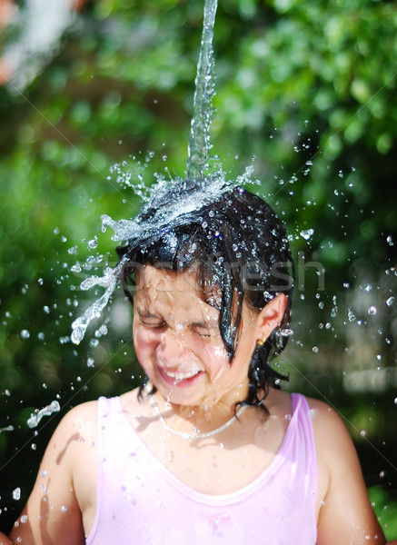 商业照片: 可爱 · 女孩 · 淋浴 · 户外 · 面对 / cute girl is