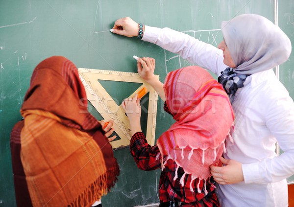 Foto stock: Bonitinho · sala · de · aula · educação · árabe · atividades