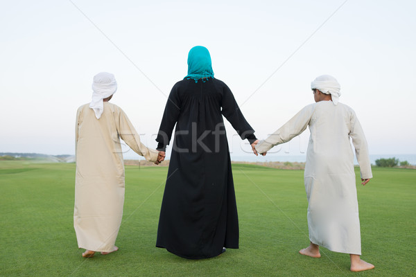 Arabisch familie groene weide natuur vrouw Stockfoto © zurijeta