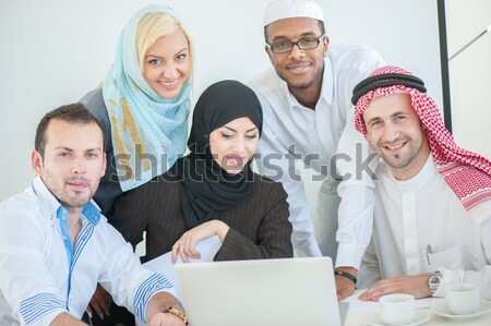 Csoport többnemzetiségű üzletemberek munka iroda mosoly Stock fotó © zurijeta