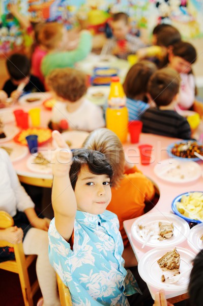 Kinderen vieren verjaardagsfeest speeltuin kinderen Stockfoto © zurijeta