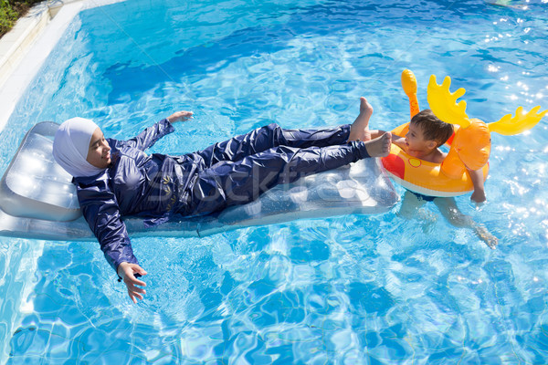 Muslim ragazza speciale nuoto suit acqua Foto d'archivio © zurijeta