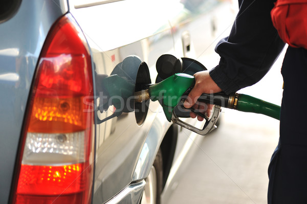 Człowiek samochodu paliwa stacja benzynowa działalności oleju Zdjęcia stock © zurijeta