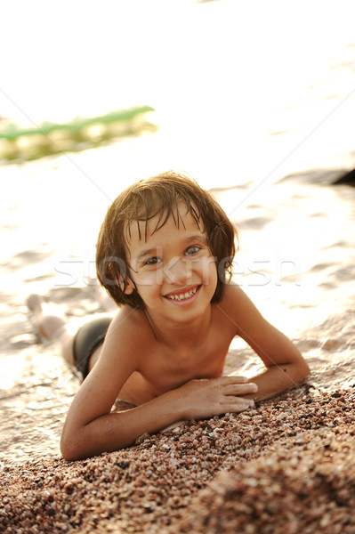 Pequeno menino praia pôr do sol sorrir Foto stock © zurijeta