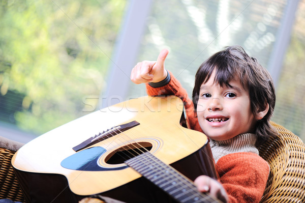 Kicsi fiú játszik gitár otthon kéz Stock fotó © zurijeta