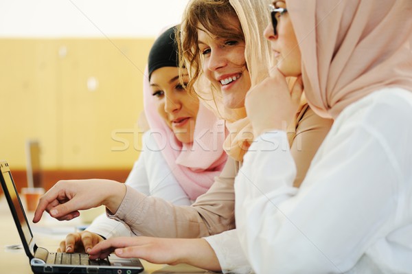 случайный группа студентов глядя счастливым улыбаясь Сток-фото © zurijeta