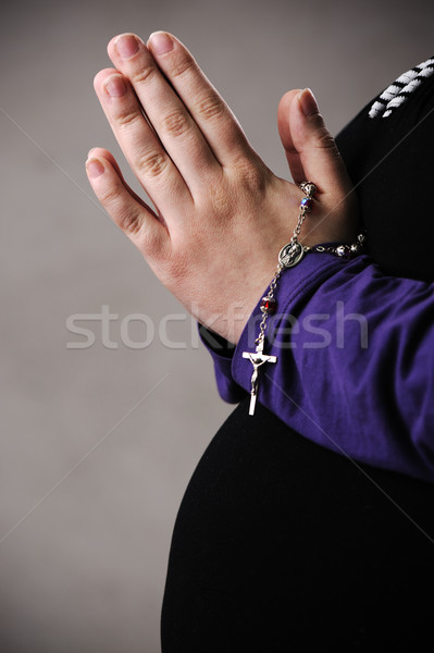 Terhes nő imádkozik rózsafüzér kezek szeretet kereszt Stock fotó © zurijeta