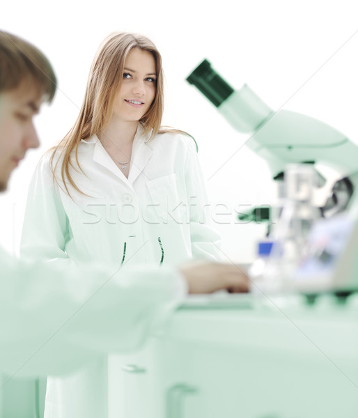 二 女 科學家 工作的 實驗室 顯微鏡 商業照片 © zurijeta
