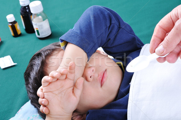 Gripa febra pastile copil mână sănătate Imagine de stoc © zurijeta