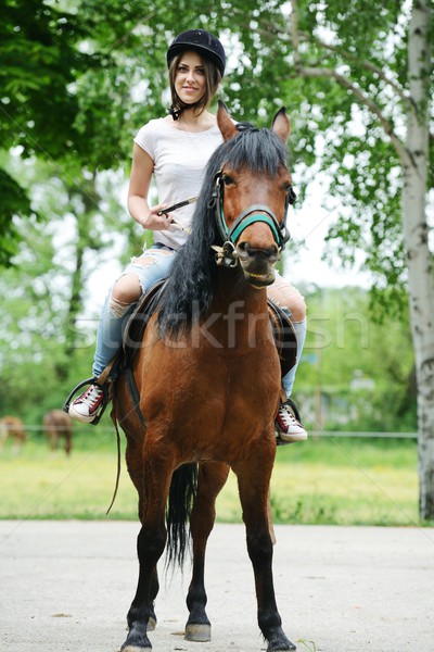 Imagen feliz femenino sesión caballo pueblo Foto stock © zurijeta