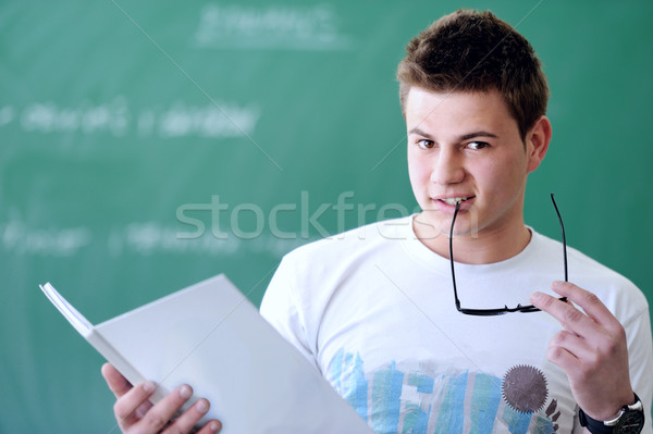 Stock foto: Studenten · Schönschreibheft · Junge · halten · Schule · Bord