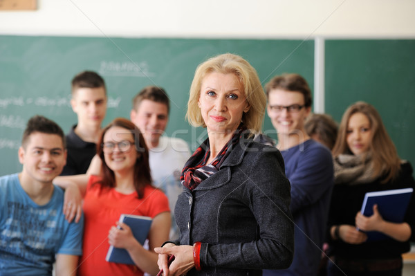 Studenten hoogleraar gelukkig permanente schoolbord vrouw Stockfoto © zurijeta
